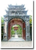 �~���}����_