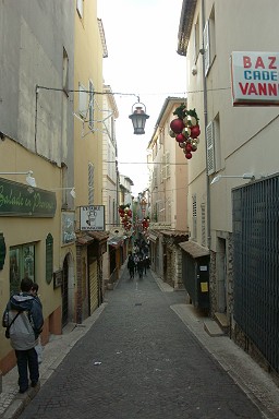 �A���e�B�[�u�̋��s�X