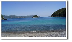 半泊教会前の海