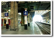 �L���O�X�E�N���X�w