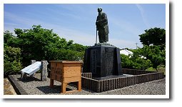 泉重千代翁之像