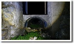 燐鉱石貯蔵庫跡